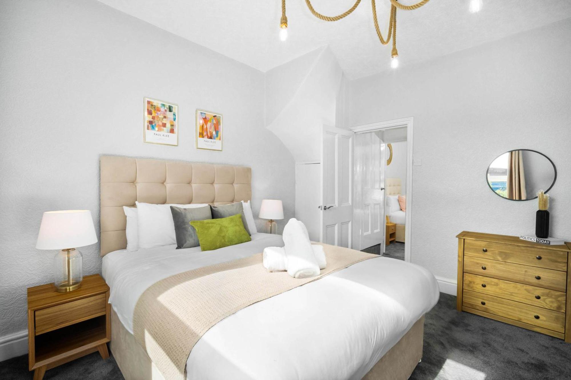 Stylish 3 Bedroom House - 6 Guests - Garden - Parking - Netflix - Wifi - 17M Birmingham Bagian luar foto