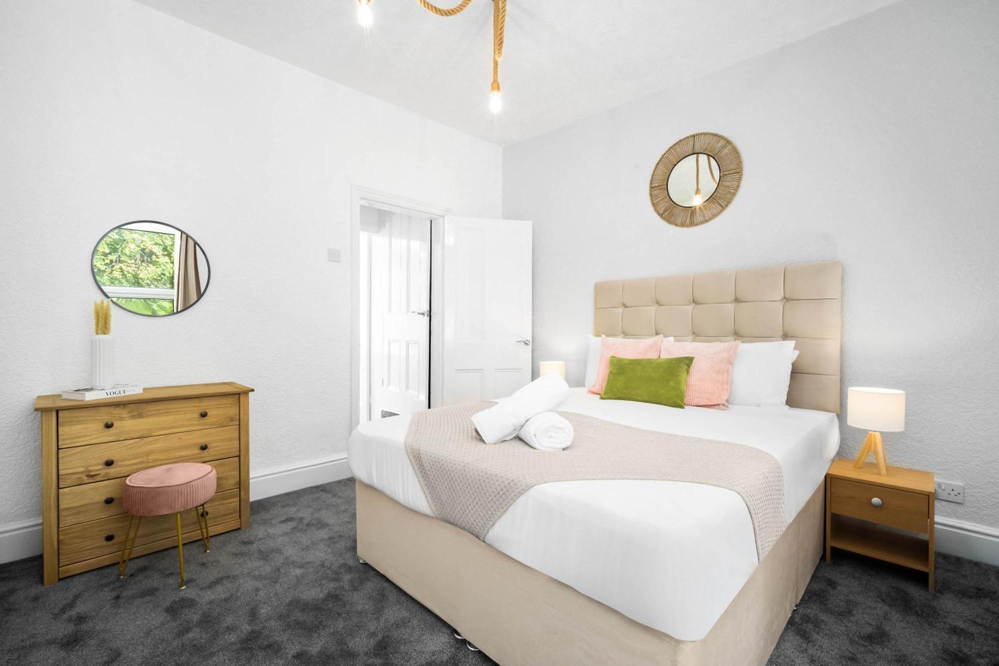 Stylish 3 Bedroom House - 6 Guests - Garden - Parking - Netflix - Wifi - 17M Birmingham Bagian luar foto