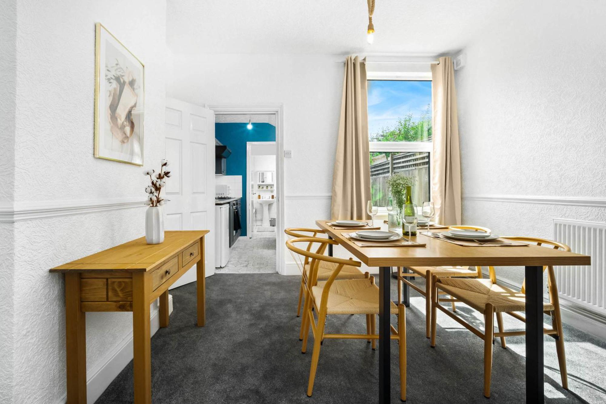 Stylish 3 Bedroom House - 6 Guests - Garden - Parking - Netflix - Wifi - 17M Birmingham Bagian luar foto