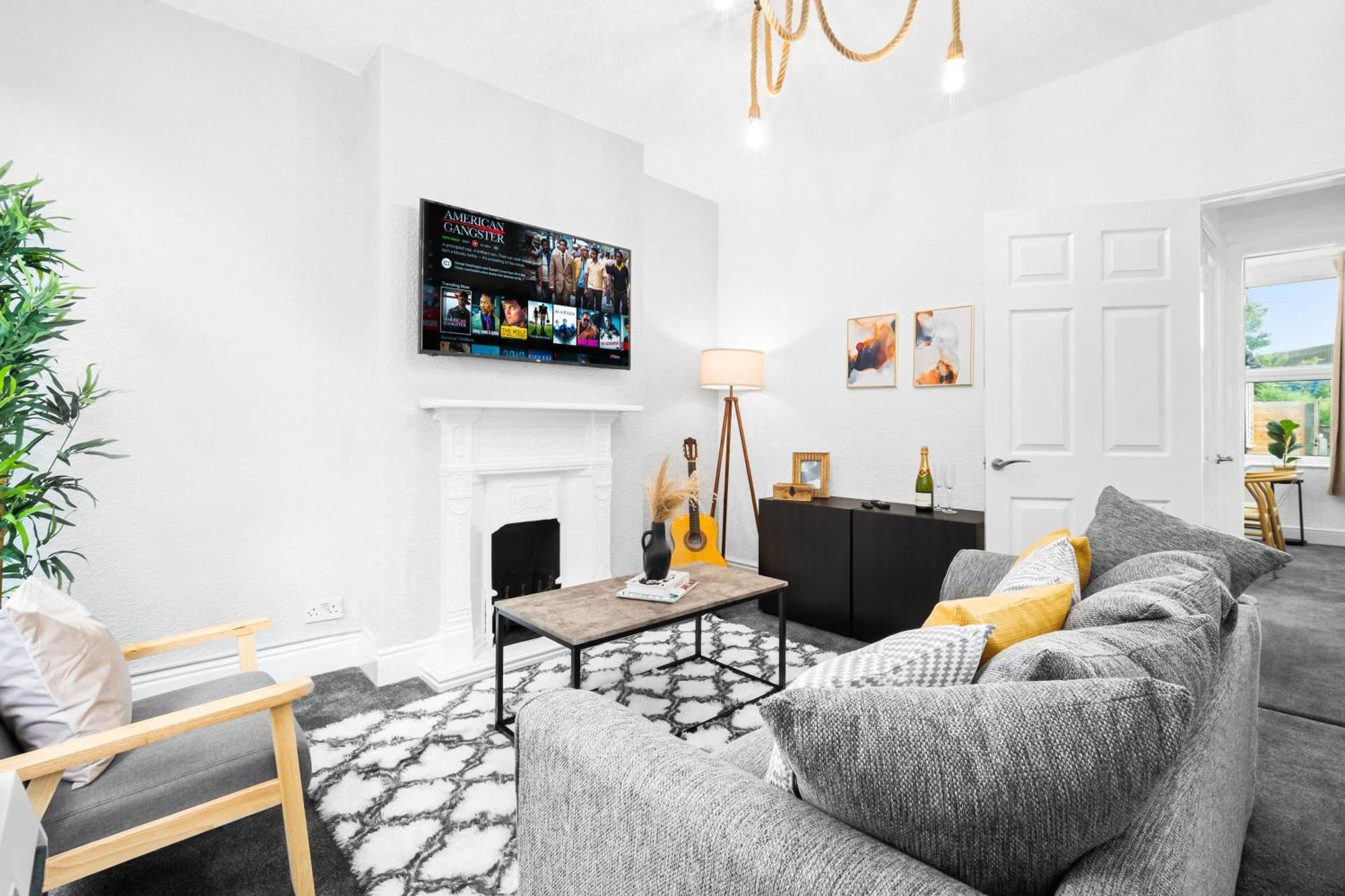 Stylish 3 Bedroom House - 6 Guests - Garden - Parking - Netflix - Wifi - 17M Birmingham Bagian luar foto